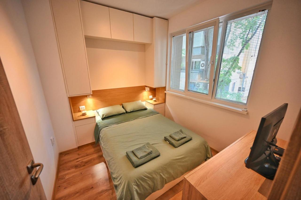 Modern Central 2-Bedroom Apartment With Parking Varna Bagian luar foto