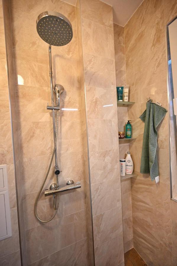 Modern Central 2-Bedroom Apartment With Parking Varna Bagian luar foto